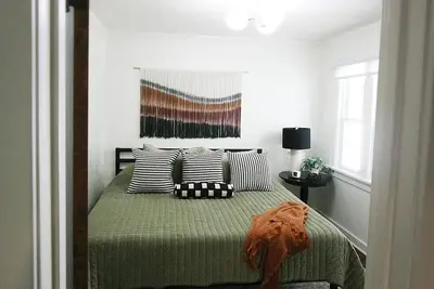 Image de Luxe & Serene Gem: 3br + Yard ~ Walkable Gr Stay!