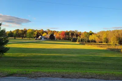 Image de Quiet Country Home on 10 acers of land, located only 23 miles from Eaa grounds.