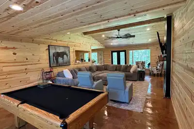 Image de Lakefront 4 Br, Pool table, Ping Pong table, Wifi, Smart Tv in Every Room!