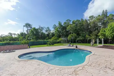Image de Breezy Getaway with Pool • Jacuzzi • Bbq • King Beds