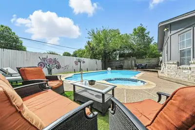 Image de Two Adjacent Houses with a Private Pool near Dfw and the stadium with game room
