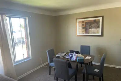 Image de 3 Br 1 Ba air-conditioned spacious Wi-Fi Tv yard spacious large kitchen.