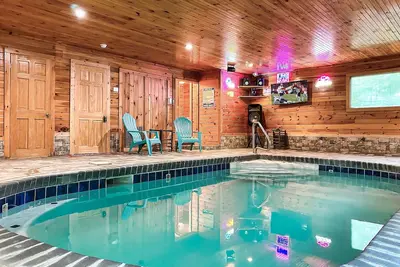 Image de Smokies Getaway @ Stone-built Cabin: Indoor Pool, Firepit, Bunk Room!