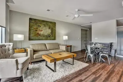 Image de 24hr Gym, Pool&Sauna | Full Kitchen w/ Island | Peachtree