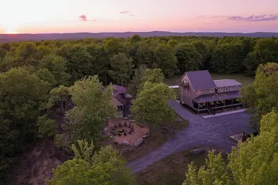 Image de Adventure Lodge w\/ Pickleball, Pool Table + More!