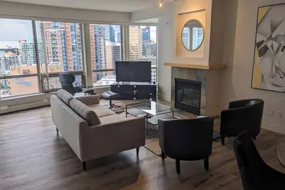 Image de Impeccable Dt Condo / Views / All Amenities/ Parking and More!