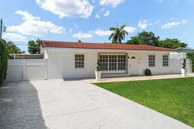 Image de Stunning Home with a Heated Pool 4 miles to the beach!