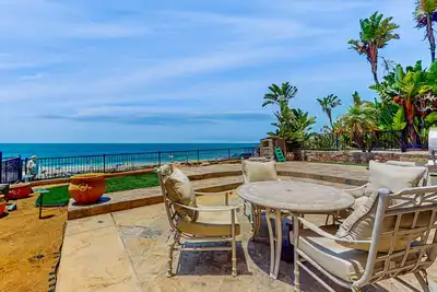 Image de Ocean view home with outdoor living, spacious bedrooms & fireplace