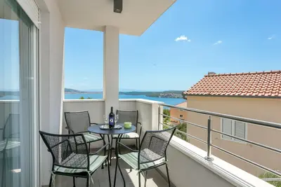 Appartement d'une chambre avec le balcon et la vue sur le mer Seget Donji, Trogir (A-23273-a)
