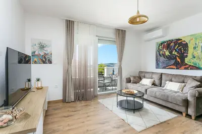 Appartement d'une chambre avec le balcon et la vue sur le mer Seget Donji, Trogir (A-23273-b)
