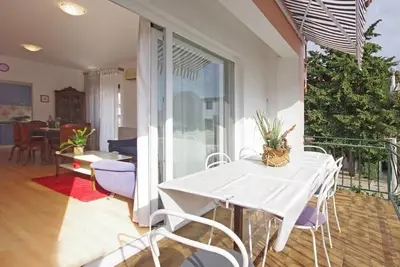 Image de Appartement de trois chambres avec la terrasse Pirovac, Sibenik (A-23330-a)