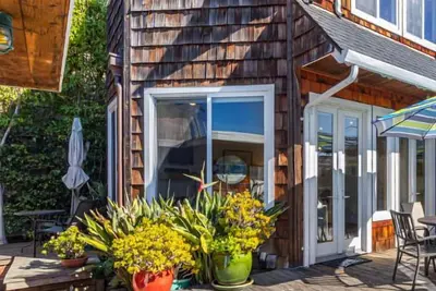 Image de Harbor home - with a hot tub!