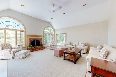 Image de Pond view retreat with central Ac, jetted tub, & large deck
