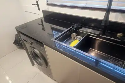Image de Avondale Studio, Solar, Wifi, Netflix, Parking