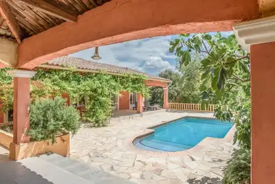 Image de Villa avec clim, piscine et Ă pied d'un village
