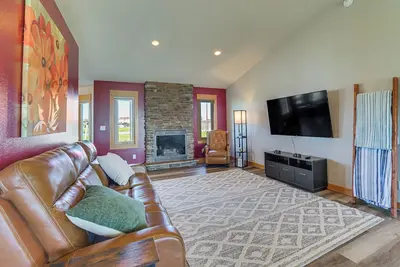 Image de Hot Tub & Fenced Yard: Spacious Fargo Home!