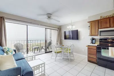 Image de Oceanfront condo with shared pool, kiddie pool and beach access