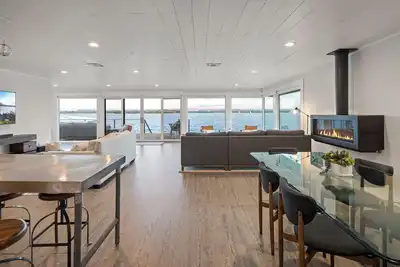 Image de Sunrise Shores: Luxury on open water & boat lift