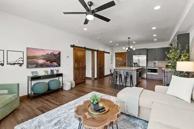 Image de Beautiful New Downtown Columbia Falls Condo near Glacier National Park!
