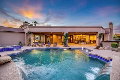 Image de Luxe Scottsdale Oasis with Pool, Hot Tub, Firepit and Outdoor Lounge | AvantStay