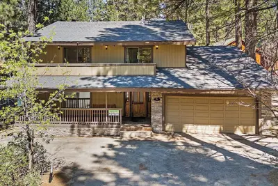 Image de Mj's Hideaway By Destination Big Bear: Walking Distance to Snow Summit! Game Room! Hot Tub! Pet Friendly! Fenced Yard!
