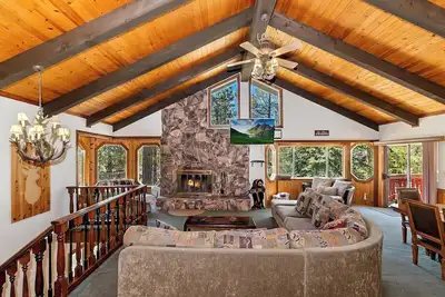 Image de Northern Cross Retreat By Destination Big Bear:Game Room! Pet Friendly! Fire Pit! Decks! Fenced Yard!