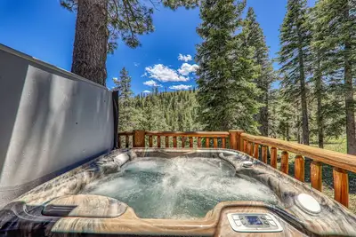 Image de Horizon by Tahoe Getaways - Pet Friendly Tahoe Donner w Hot Tub
