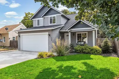 Image de New! Convenient Midtown Cda Location | Hut Tub | Private Fenced Backyard
