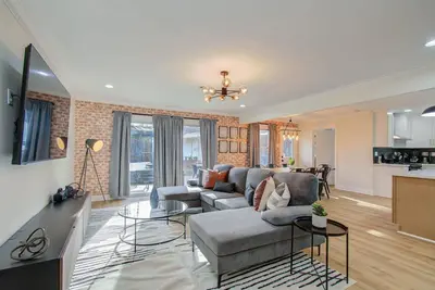 Image de 4-Bd Central Location w Pool, Patio, Firepit