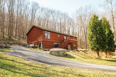 Image de Hillside Hideaway | Gorgeous Private Views + Easy Access to Lake!