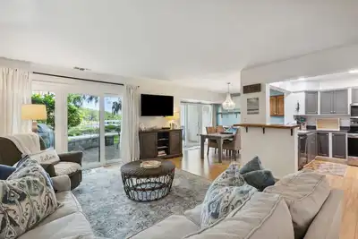 Image de Golf Course & Lake View Beachwood Townhome | Gorgeously Furnished | Across the Street from the Beach