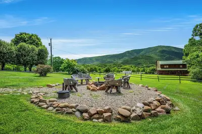 Image de 🍯 Honey Hive | Hilltop Mountain Views + Game Loft + Hot Tub 🏔️