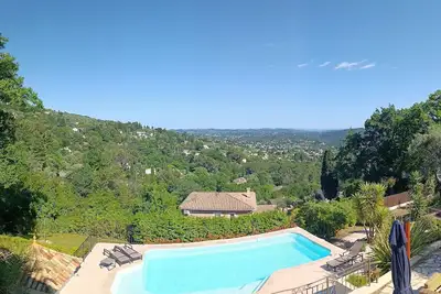 Image de Piscine et Vue Panoramique à Spéracèdes