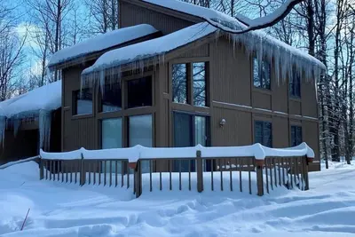 Image de Up North cabin in the woods: a perfect spot for nature lovers & adventurers!