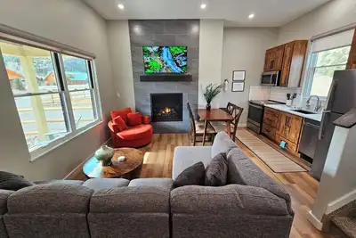 Image de Luxury Cozy Mountain Cabin & River Retreat, Outstanding location. Ac & Wifi 55a
