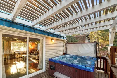 Image de Hillcrest HappyNest - Hot Tub, Fire Pit, Gas Bbq, Pet-Friendly!
