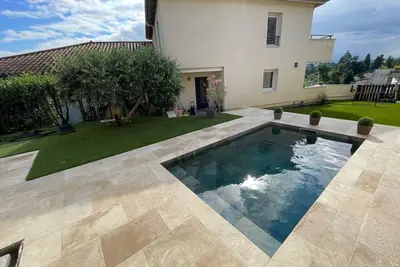 Image de Beau duplex : jardin, home cinéma, piscine pierre Bali Lyon-Tassin. Repos chic!