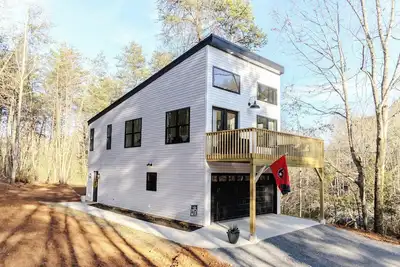 Image de New! 6 Miles to Ut- 2 bedroom, 1. 5 bath wooded retreat with garage!