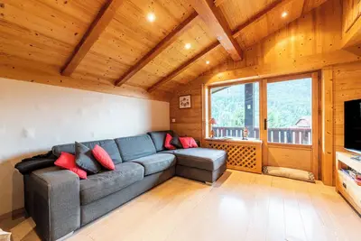 Image de Appartement 'Appartement Proche La Clusaz' avec vue sur la montagne et balcon