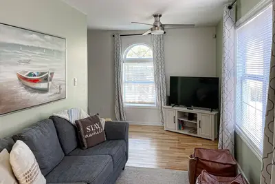 Image de Snowbird-friendly townhome near beach with updated interior, Ac, & W/D