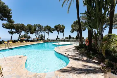 Image de Appartement \"Parque Miraflores\" avec piscine partagée, Wi-Fi et climatisation