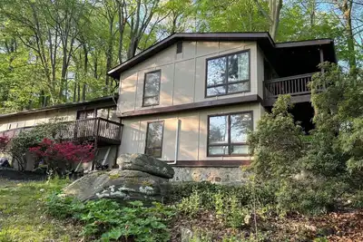 Image de 4 bed 2 bath, remodeled, private home in historic Chester Springs, Pet friendly.