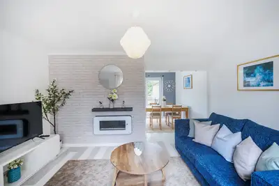 Image de Charming 3-Bedroom Townhouse with Coastal Elegance