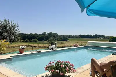 Image de Gîte Charmant Forme Et Bien-être avec piscine partagée