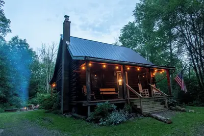 Image de Cozy Cabin tucked in the woods. Pet-Friendly! 7 minutes from Ellicotville!