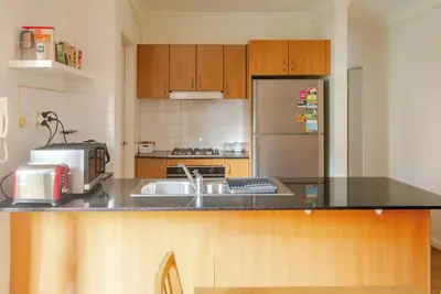 Image de A quiet oasis (w parking) near city, train, airport, shops, eatery.