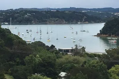 Image de Relaxing home with views over Matauwhi Bay and an easy walk to Russell township