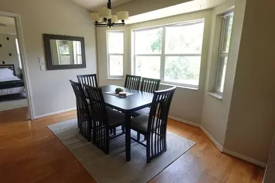 Image de Cozy 4 bedroom home. Close to Warm Mineral Springs, Water Park & beaches!