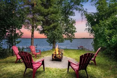 Image de Lakefront \"Luxury\" Fully Equipped Cottage with game room & deck.