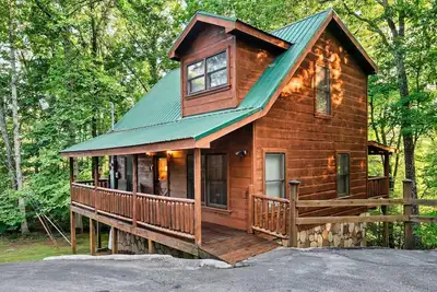 Image de Family friendly cabin great location! Arcade~Hot Tub~Foosball~Fireplace
